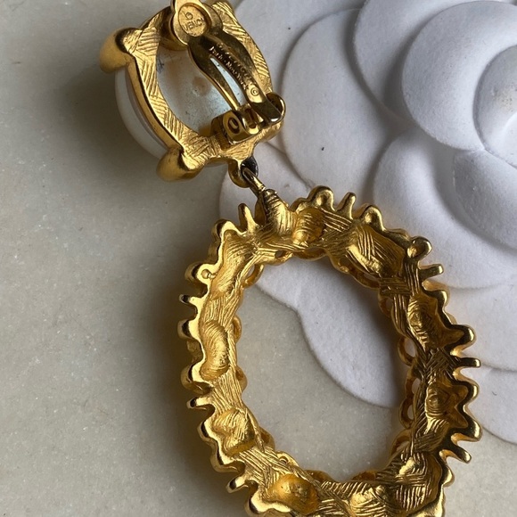 Givenchy gold tone and faux Pearl vintage clip on single earring - Picture 2 of 8